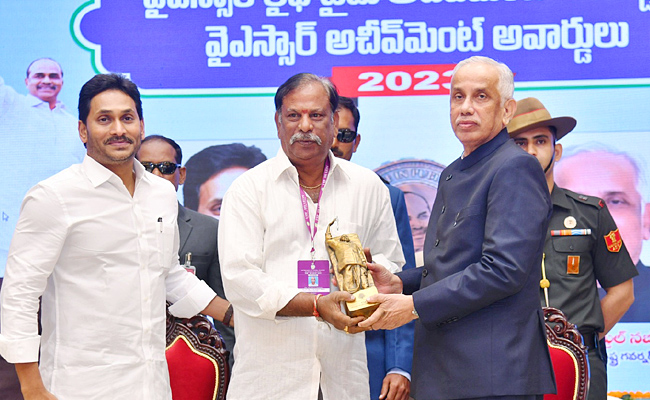 AP_20Governor_20Abdul_20Nazeer_20And_20YS_20Jagan_20presents_20YSR_20Achievement_20Awards-2023_20Photos_15.jpg 15