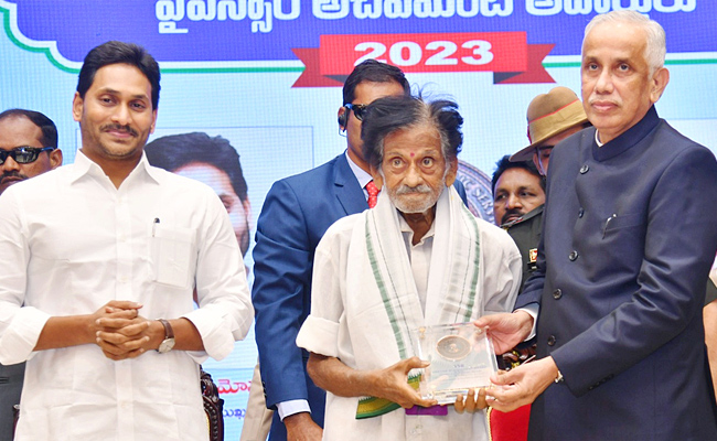 AP_20Governor_20Abdul_20Nazeer_20And_20YS_20Jagan_20presents_20YSR_20Achievement_20Awards-2023_20Photos_17.jpg 17