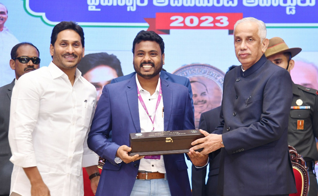 AP_20Governor_20Abdul_20Nazeer_20And_20YS_20Jagan_20presents_20YSR_20Achievement_20Awards-2023_20Photos_19.jpg 19