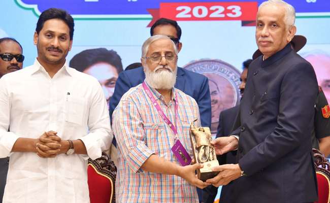 AP_20Governor_20Abdul_20Nazeer_20And_20YS_20Jagan_20presents_20YSR_20Achievement_20Awards-2023_20Photos_23.jpg 23