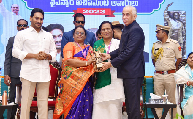 AP_20Governor_20Abdul_20Nazeer_20And_20YS_20Jagan_20presents_20YSR_20Achievement_20Awards-2023_20Photos_25.jpg 25