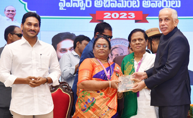 AP_20Governor_20Abdul_20Nazeer_20And_20YS_20Jagan_20presents_20YSR_20Achievement_20Awards-2023_20Photos_26.jpg 26