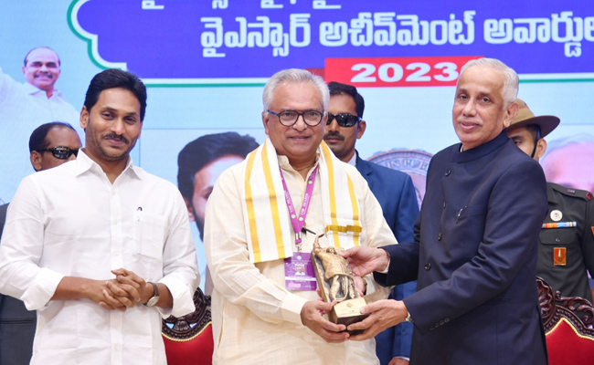 AP_20Governor_20Abdul_20Nazeer_20And_20YS_20Jagan_20presents_20YSR_20Achievement_20Awards-2023_20Photos_27.jpg 27