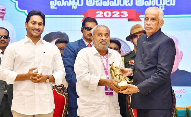 AP_20Governor_20Abdul_20Nazeer_20And_20YS_20Jagan_20presents_20YSR_20Achievement_20Awards-2023_20Photos_29.jpg 29