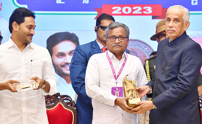 AP_20Governor_20Abdul_20Nazeer_20And_20YS_20Jagan_20presents_20YSR_20Achievement_20Awards-2023_20Photos_31.jpg 31