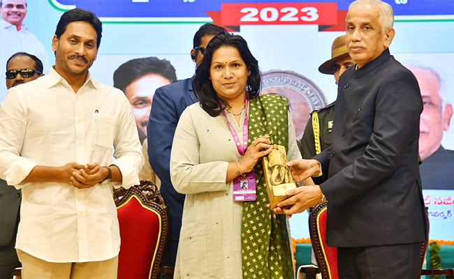 AP_20Governor_20Abdul_20Nazeer_20And_20YS_20Jagan_20presents_20YSR_20Achievement_20Awards-2023_20Photos_32.jpg 32