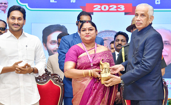 AP_20Governor_20Abdul_20Nazeer_20And_20YS_20Jagan_20presents_20YSR_20Achievement_20Awards-2023_20Photos_33.jpg 33