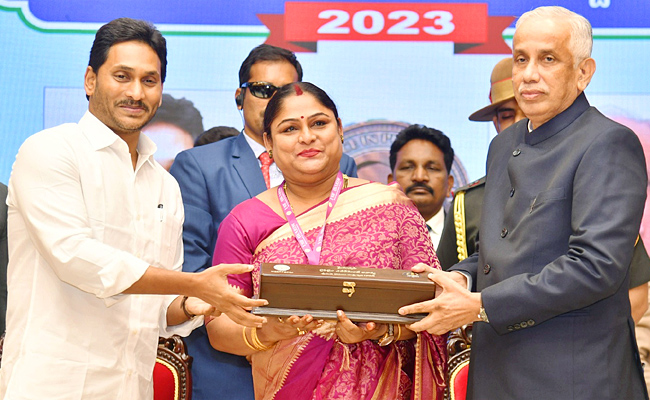 AP_20Governor_20Abdul_20Nazeer_20And_20YS_20Jagan_20presents_20YSR_20Achievement_20Awards-2023_20Photos_35.jpg 35