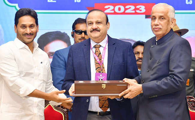 AP_20Governor_20Abdul_20Nazeer_20And_20YS_20Jagan_20presents_20YSR_20Achievement_20Awards-2023_20Photos_37.jpg 37