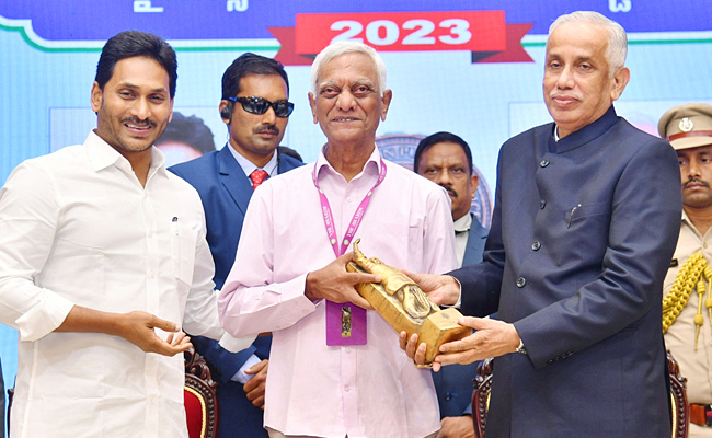 AP_20Governor_20Abdul_20Nazeer_20And_20YS_20Jagan_20presents_20YSR_20Achievement_20Awards-2023_20Photos_41.jpg 41