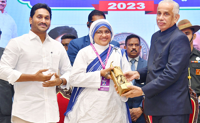 AP_20Governor_20Abdul_20Nazeer_20And_20YS_20Jagan_20presents_20YSR_20Achievement_20Awards-2023_20Photos_45.jpg 45