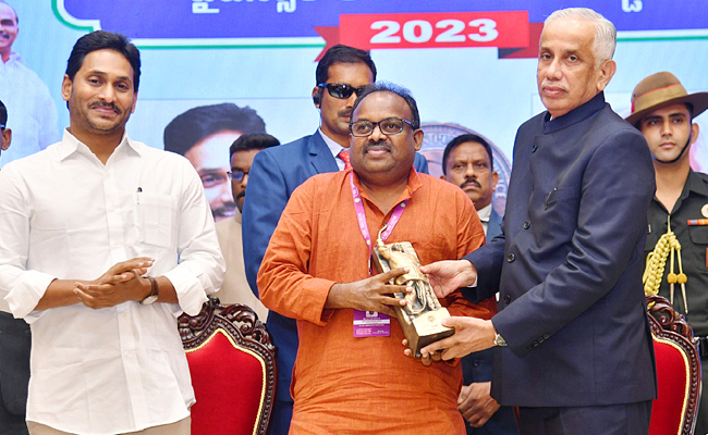 AP_20Governor_20Abdul_20Nazeer_20And_20YS_20Jagan_20presents_20YSR_20Achievement_20Awards-2023_20Photos_46.jpg 46