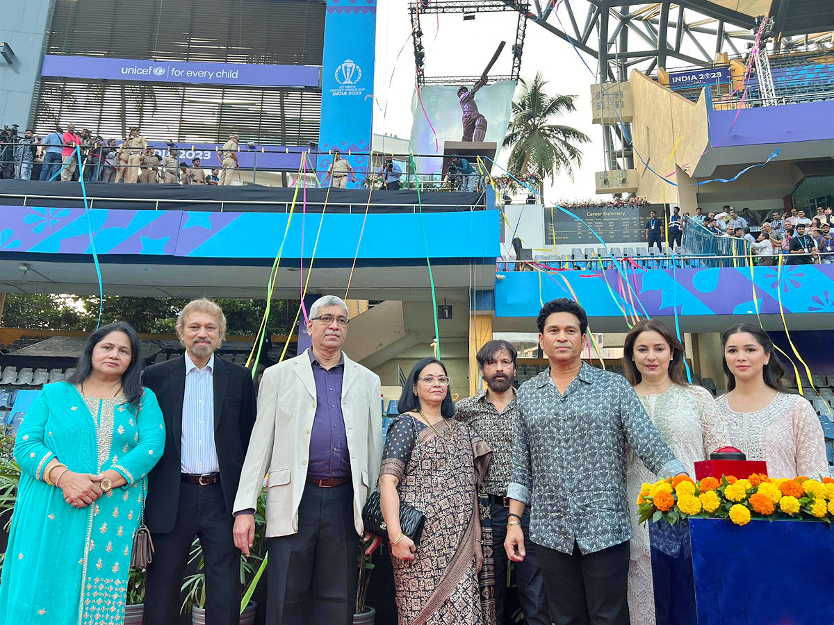 Sachin_20Tendulkars_20grand_20statue_20unveiled_20at_20Wankhede_20Stadium_20Photos_2.jpg 3
