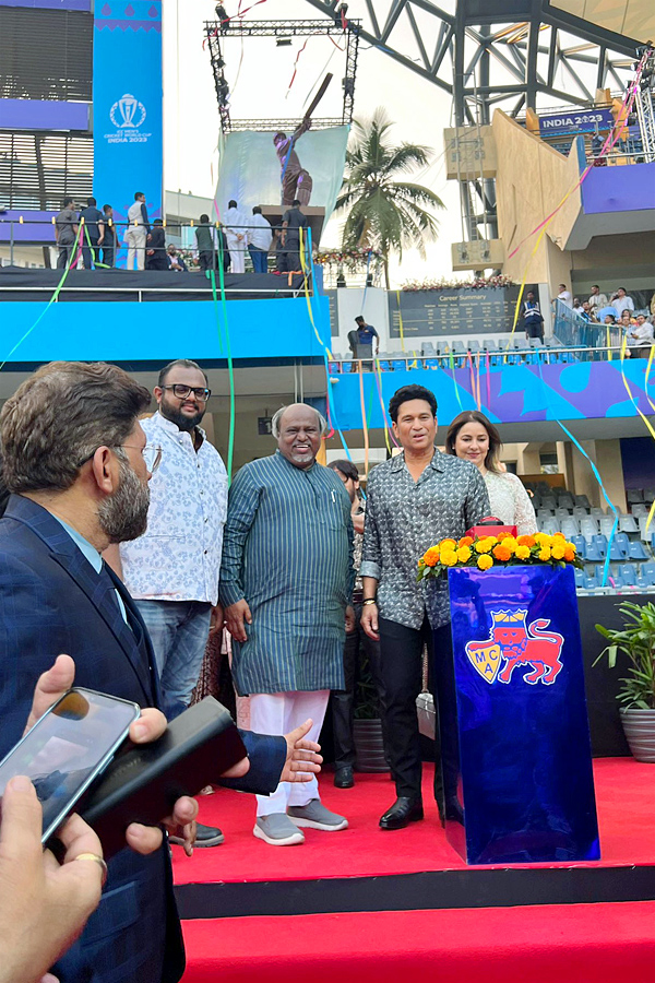Sachin_20Tendulkars_20grand_20statue_20unveiled_20at_20Wankhede_20Stadium_20Photos_3.jpg 4