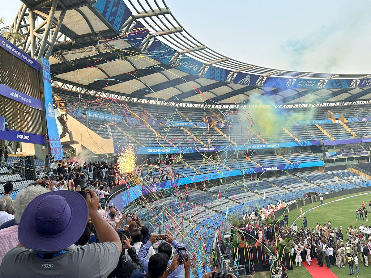 Sachin_20Tendulkars_20grand_20statue_20unveiled_20at_20Wankhede_20Stadium_20Photos_4.jpg 5