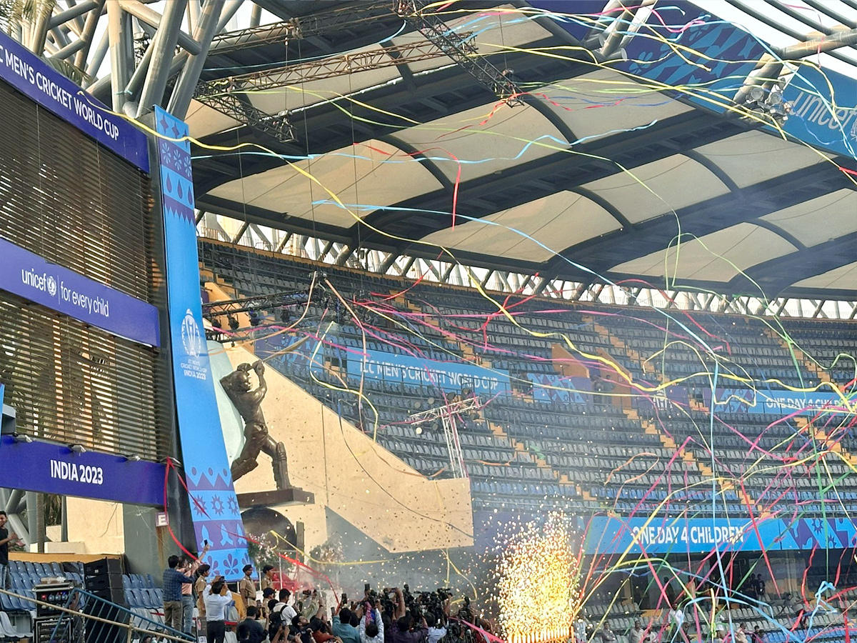 Sachin_20Tendulkars_20grand_20statue_20unveiled_20at_20Wankhede_20Stadium_20Photos_5.jpg 6