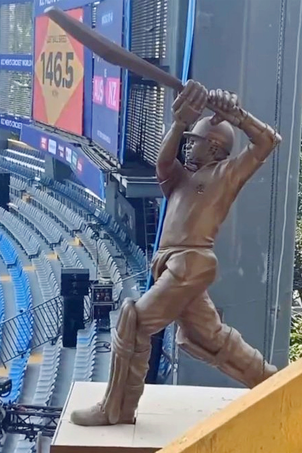 Sachin_20Tendulkars_20grand_20statue_20unveiled_20at_20Wankhede_20Stadium_20Photos_6.jpg 7