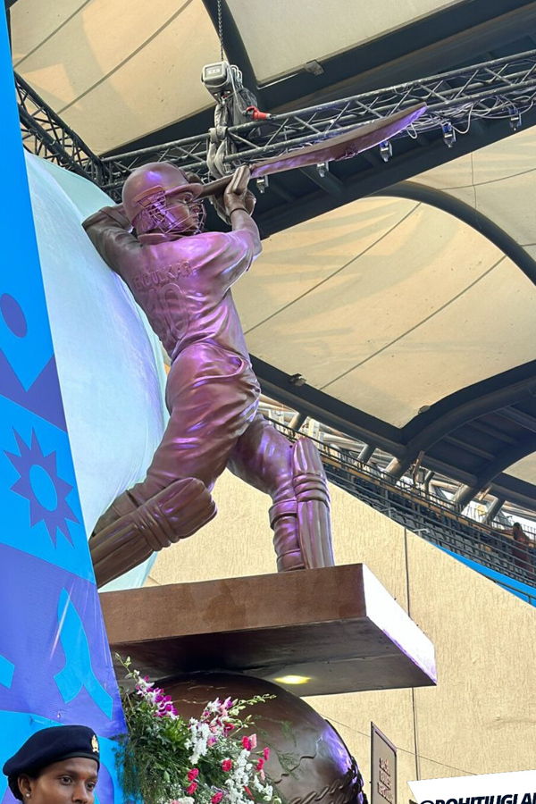 Sachin_20Tendulkars_20grand_20statue_20unveiled_20at_20Wankhede_20Stadium_20Photos_7.jpg 8