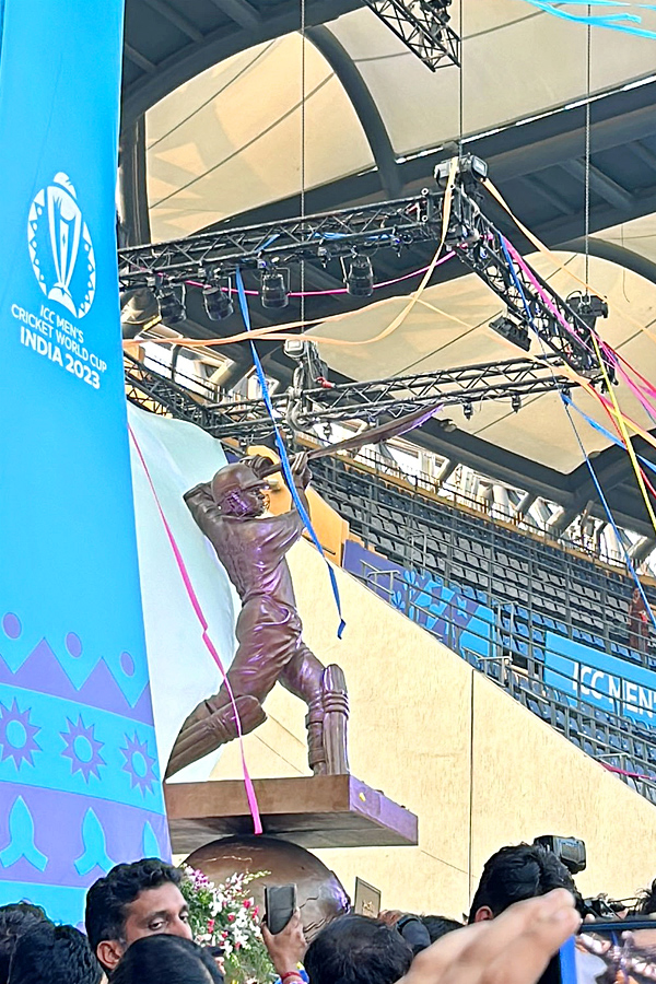 Sachin_20Tendulkars_20grand_20statue_20unveiled_20at_20Wankhede_20Stadium_20Photos_9.jpg 10
