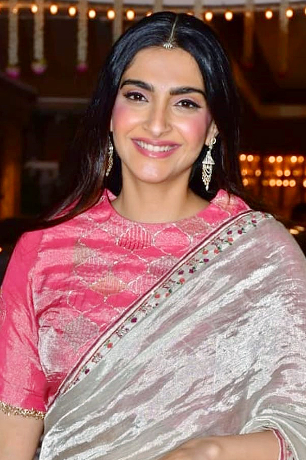 Bollywood_20celebrities_20Celebs_20Karwa_20Chauth_20PHotos_5.jpg 6