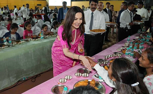 Nita_20Ambani_20Celebrates_2060th_20Birthday_20Photos_5.jpg 6