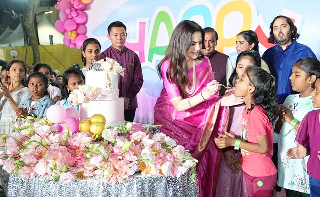 Nita_20Ambani_20Celebrates_2060th_20Birthday_20Photos_7.jpg 8