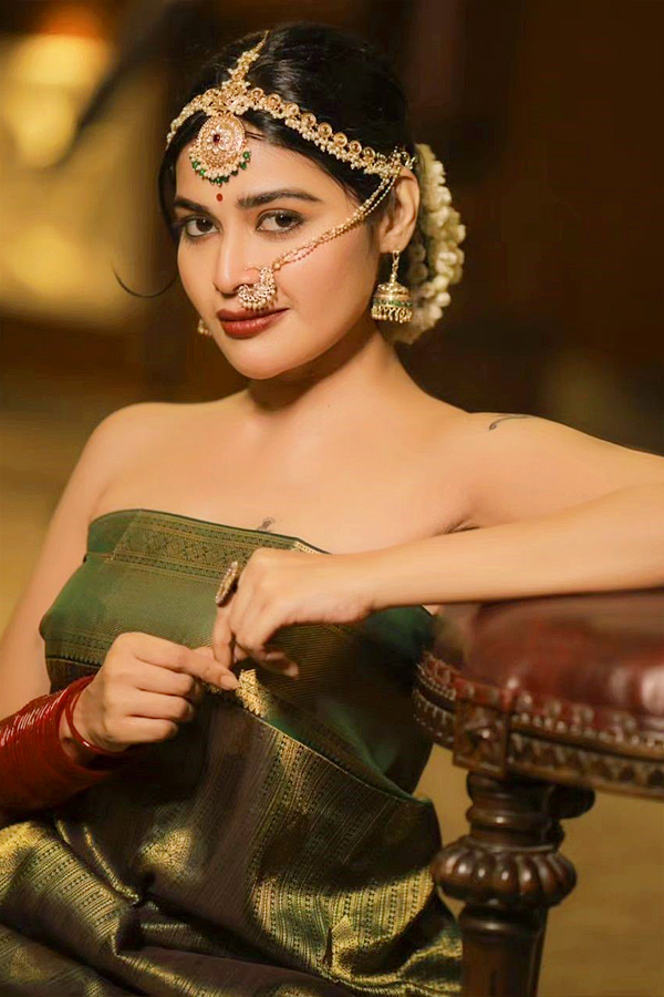 Dharsha_20Gupta_20Latest_20Stunning_20Photos_2.jpg 3