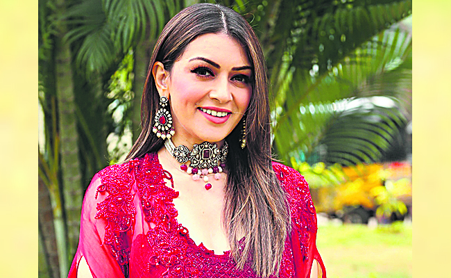 hansika.jpg