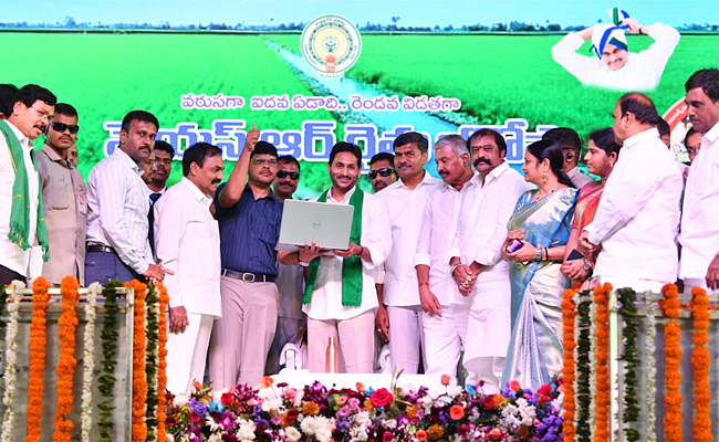 CM_20Jagan_20Releases_20YSR_20Rythu_20Bharosa_20Funds_20to_20Farmers_20at_20Puttaparthi_20Photos_1.jpg 2
