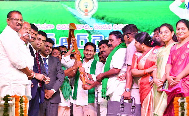CM_20Jagan_20Releases_20YSR_20Rythu_20Bharosa_20Funds_20to_20Farmers_20at_20Puttaparthi_20Photos_3.jpg 4
