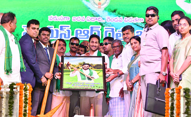 CM_20Jagan_20Releases_20YSR_20Rythu_20Bharosa_20Funds_20to_20Farmers_20at_20Puttaparthi_20Photos_6.jpg 7