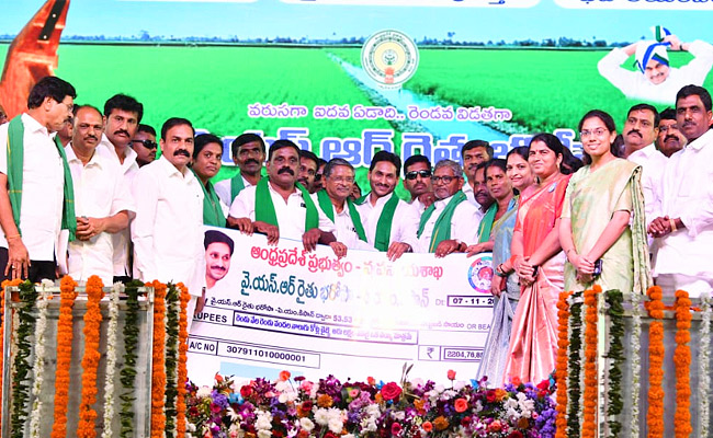 CM_20Jagan_20Releases_20YSR_20Rythu_20Bharosa_20Funds_20to_20Farmers_20at_20Puttaparthi_20Photos_7.jpg 8