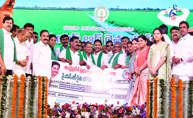 CM_20Jagan_20Releases_20YSR_20Rythu_20Bharosa_20Funds_20to_20Farmers_20at_20Puttaparthi_20Photos_8.jpg 9