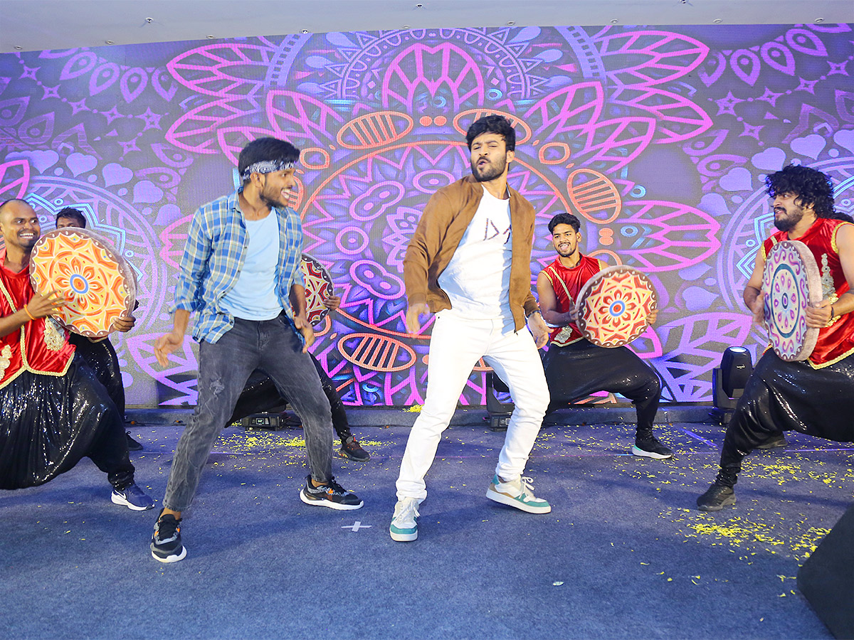 Ala_20Ninnu_20Cheri_20Pre_20Release_20Event_20LIVE-14.jpg 13