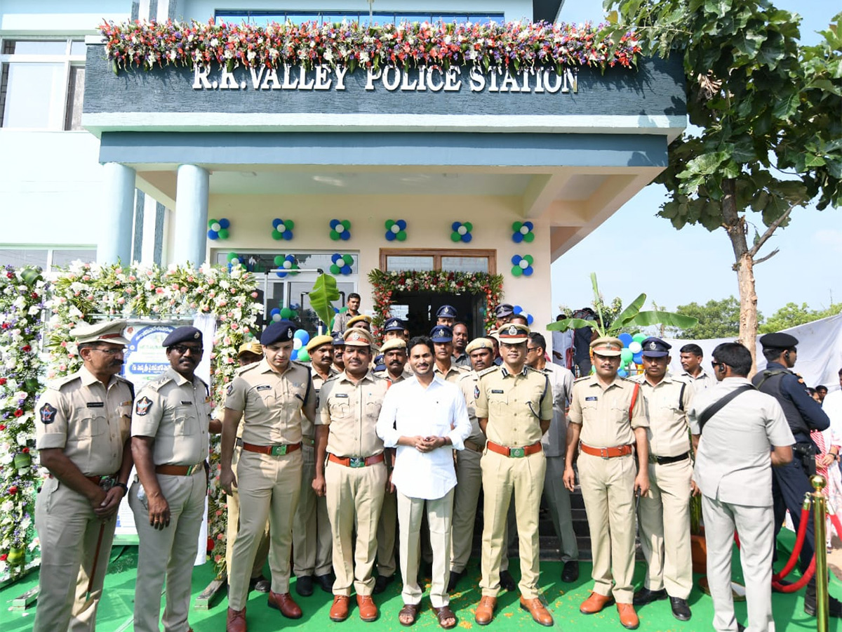 CM-YS-Jagan-Inaugurated-Police-Station-At-Idupulapaya-20.jpg 8