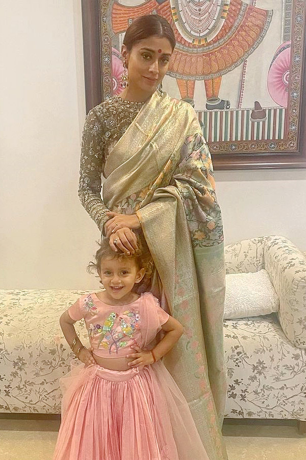 Shriya_20Saran_20shares_20glimpses_20of_20her_20Diwali_20celebrations_20Photos_1.jpg 2