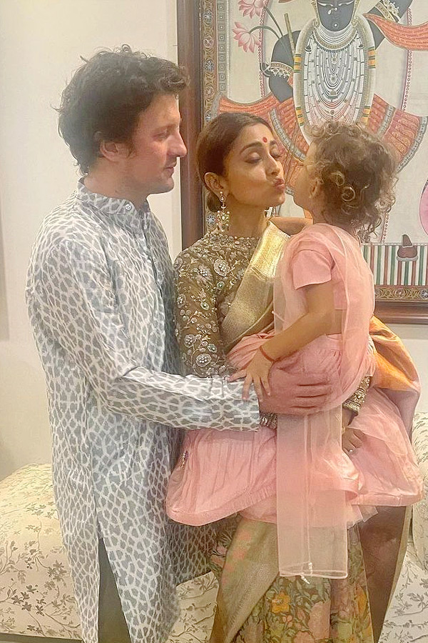 Shriya_20Saran_20shares_20glimpses_20of_20her_20Diwali_20celebrations_20Photos_4.jpg 5