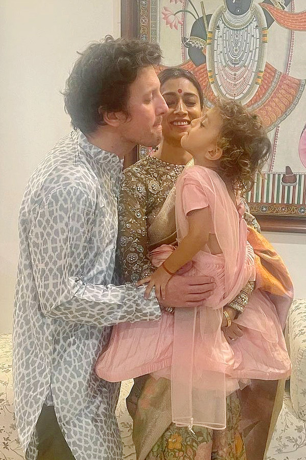 Shriya_20Saran_20shares_20glimpses_20of_20her_20Diwali_20celebrations_20Photos_6.jpg 7