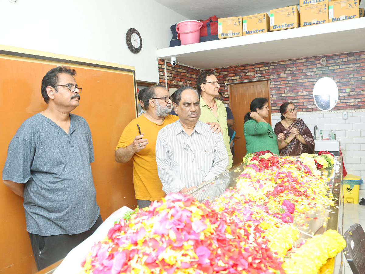 Film_20Industry_20mourns_20the_20demise_20of_20Telugu_20actor_20Chandra_20Mohan_20Photos_10.jpg 8