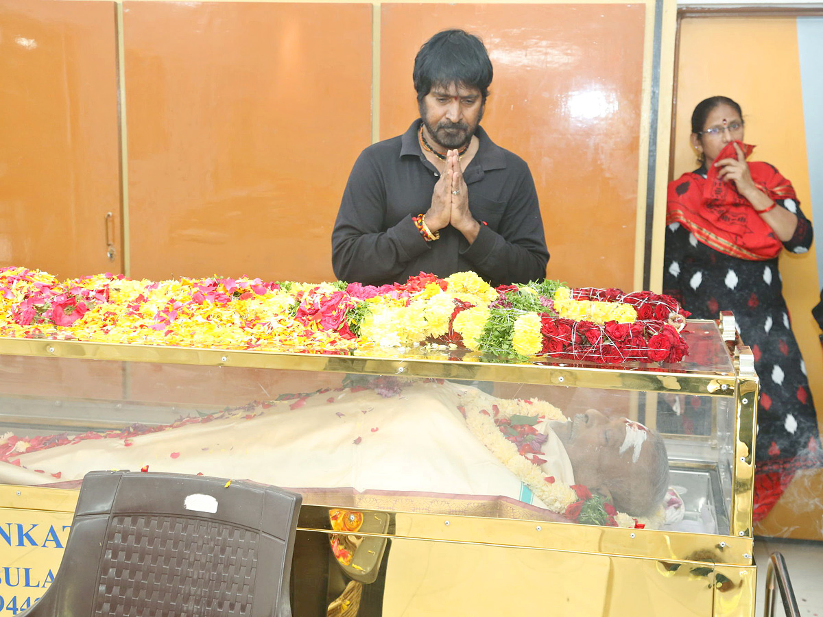 Film_20Industry_20mourns_20the_20demise_20of_20Telugu_20actor_20Chandra_20Mohan_20Photos_11.jpg 9