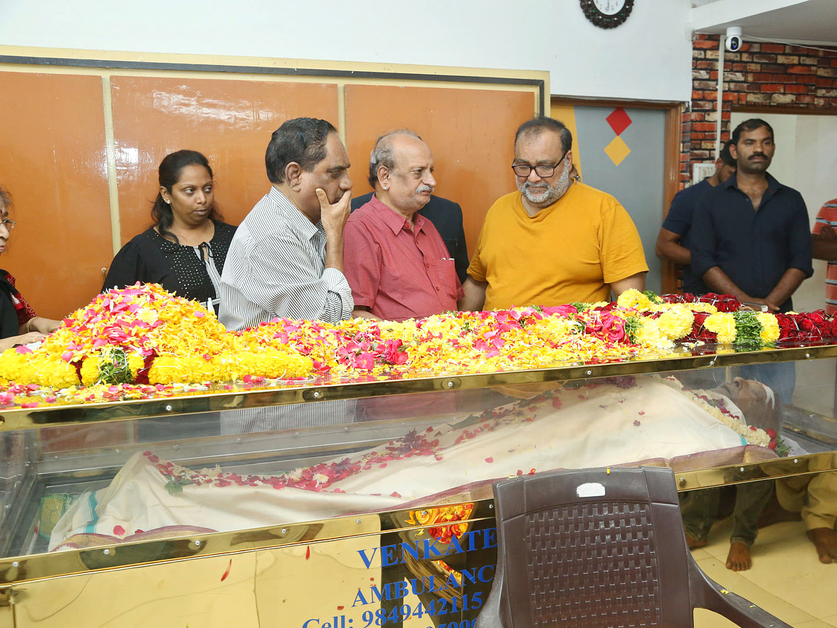 Film_20Industry_20mourns_20the_20demise_20of_20Telugu_20actor_20Chandra_20Mohan_20Photos_15.jpg 12