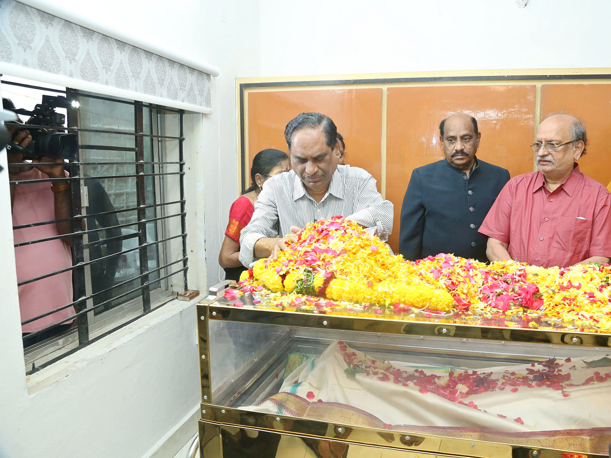 Film_20Industry_20mourns_20the_20demise_20of_20Telugu_20actor_20Chandra_20Mohan_20Photos_16.jpg 13