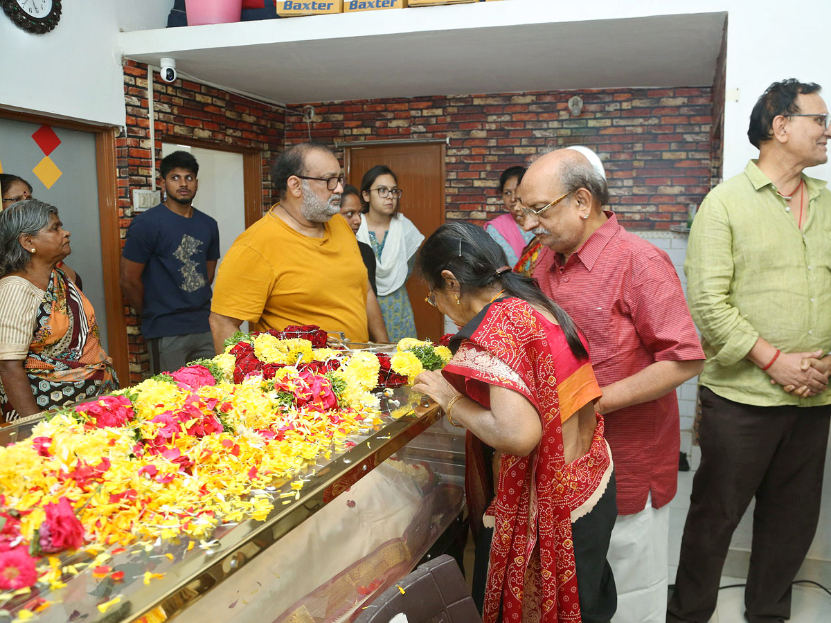 Film_20Industry_20mourns_20the_20demise_20of_20Telugu_20actor_20Chandra_20Mohan_20Photos_19.jpg 16