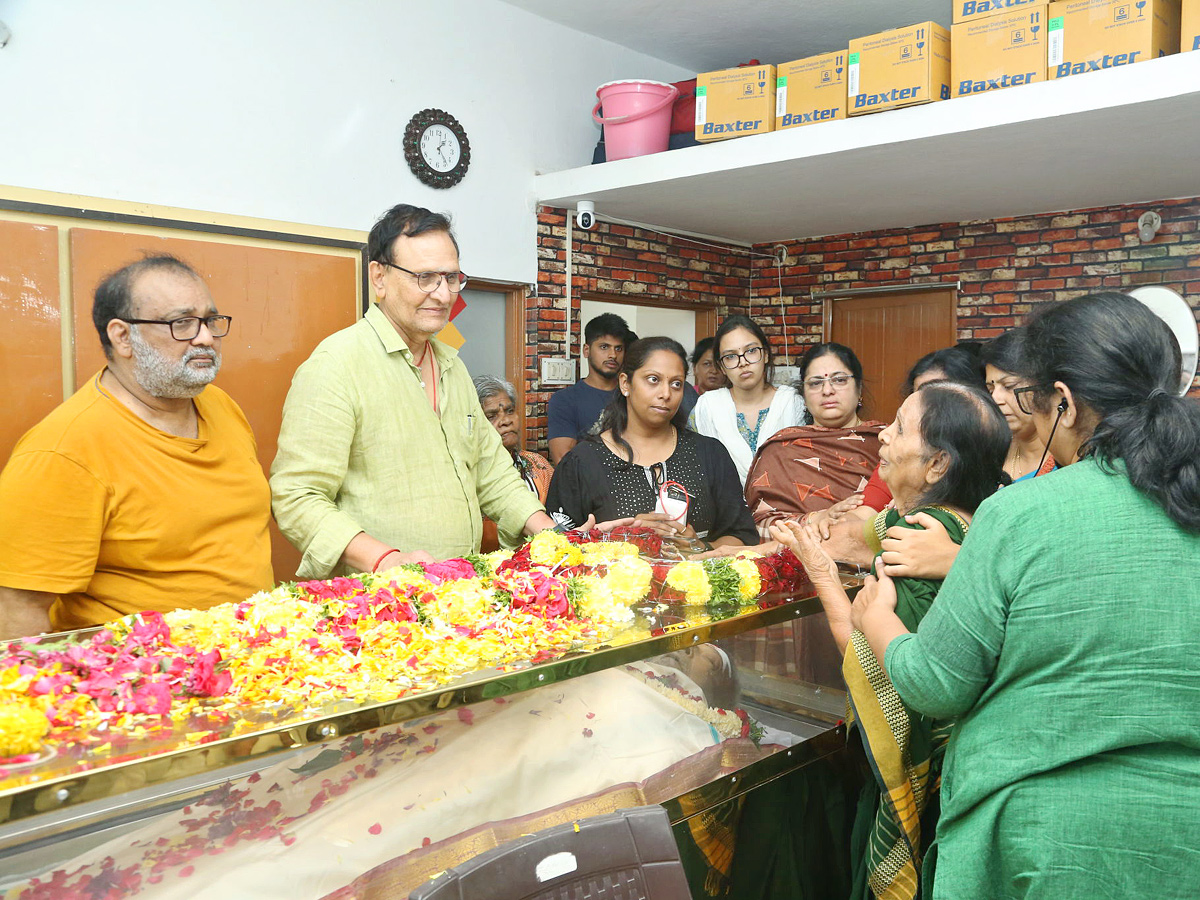 Film_20Industry_20mourns_20the_20demise_20of_20Telugu_20actor_20Chandra_20Mohan_20Photos_21.jpg 18