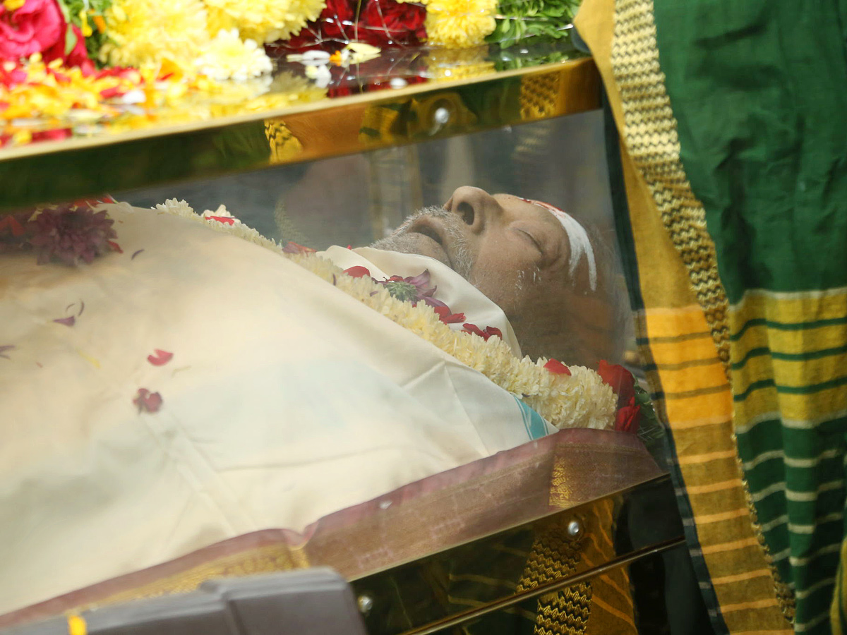 Film_20Industry_20mourns_20the_20demise_20of_20Telugu_20actor_20Chandra_20Mohan_20Photos_22.jpg 19