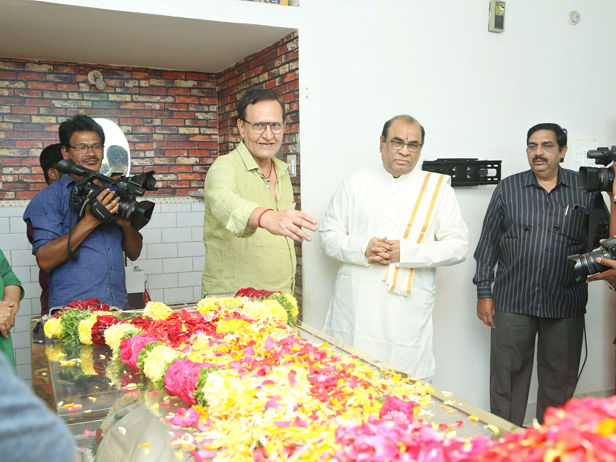 Film_20Industry_20mourns_20the_20demise_20of_20Telugu_20actor_20Chandra_20Mohan_20Photos_4.jpg 4
