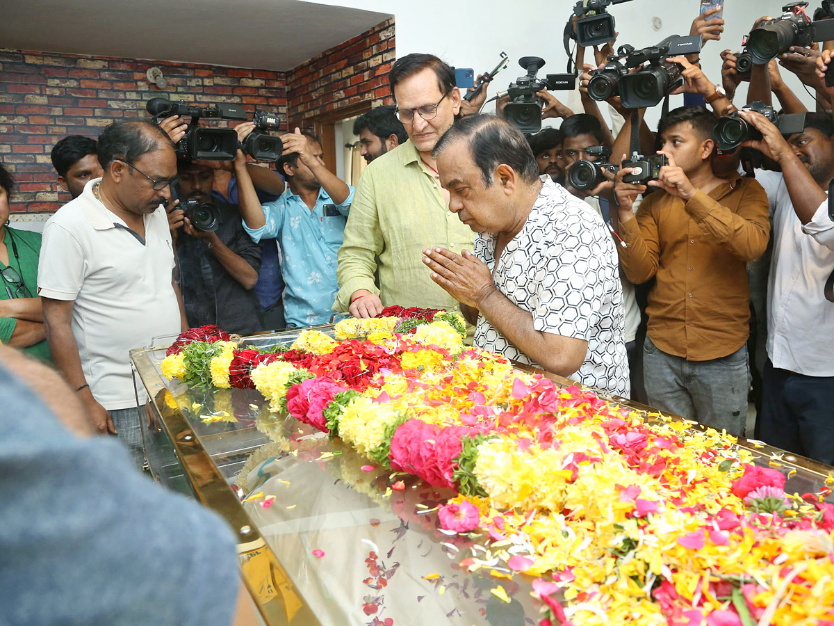 Film_20Industry_20mourns_20the_20demise_20of_20Telugu_20actor_20Chandra_20Mohan_20Photos_5.jpg 5