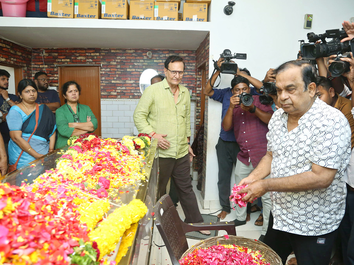 Film_20Industry_20mourns_20the_20demise_20of_20Telugu_20actor_20Chandra_20Mohan_20Photos_8.jpg 6