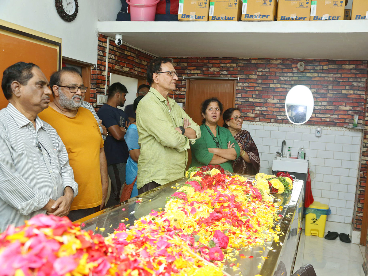 Film_20Industry_20mourns_20the_20demise_20of_20Telugu_20actor_20Chandra_20Mohan_20Photos_9.jpg 7