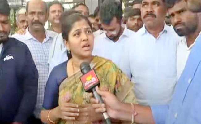 AMALA-GUVVALA-BALA-RAJU-WIFE.jpg